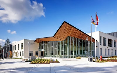 Colegio público RE Mountain Secondary School en Langley, British Columbia