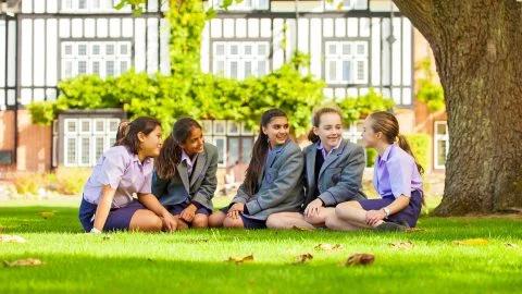 Año escolar en Inglaterra en el internado privado Queenswood School