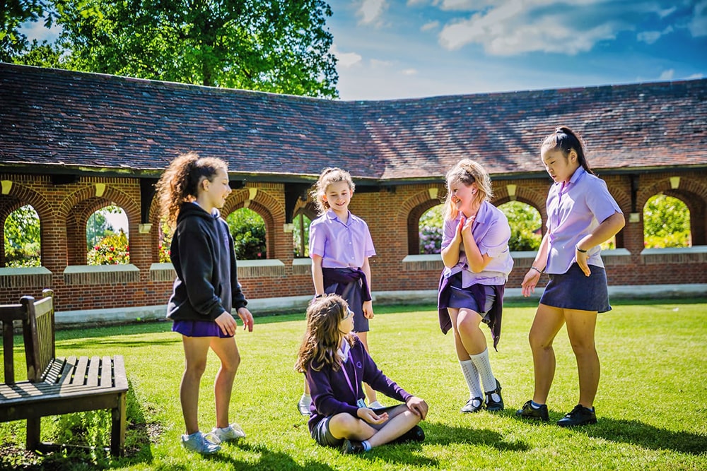 Supervisión del año escolar en el internado para chicas Queenswood School