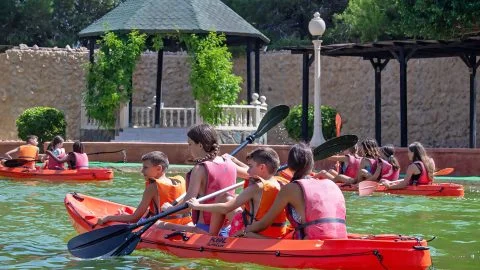 Campamento de verano de inglés + aventura, baile, robótica, fútbol o deportes acuáticos para niños en Alicante 2026