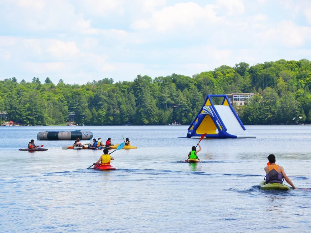 Campamento en Canadá con niños canadienses