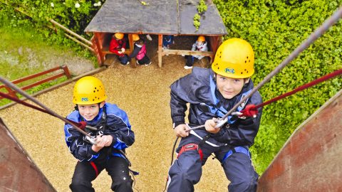 Campamento de verano multiaventura con niños ingleses en Inglaterra