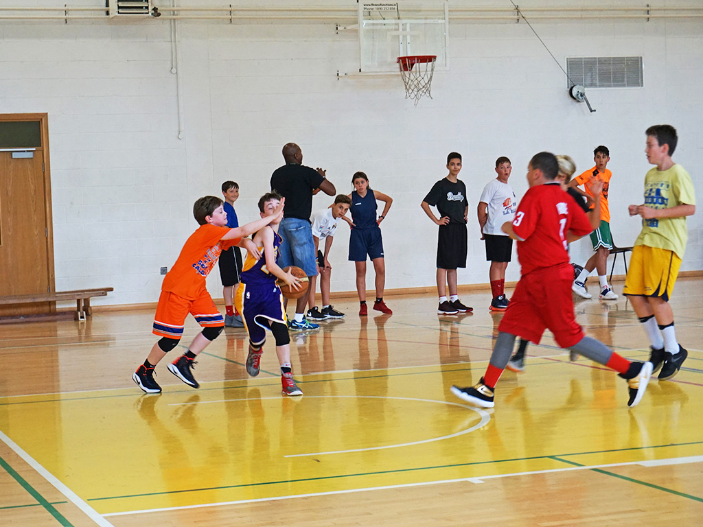 Curso de verano de inglés y baloncesto en Dublín 1